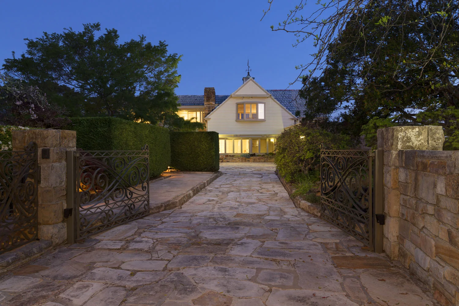 NIGHTFRONTGATE1_16_Linden_Way_Castlecrag.jpg